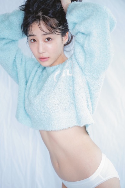 休井美郷「あざとカワイイは最高の誉め言葉」…大胆な“ドーナツブラ”の写真集発売！