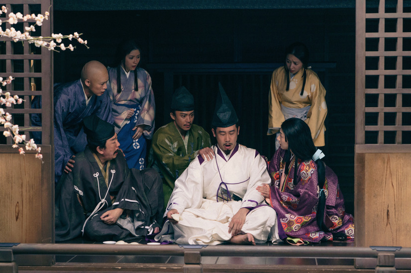 相模川・橋のたもとの寺にて。左から阿野全成（新納慎也）、北条時政（坂東彌十郎）、実衣（宮澤エマ）、義時（小栗）、頼朝（大泉）、政子（小池栄子）、比奈（堀田真由）。頼朝にあるトラブルが起こり大慌てした一同（C）NHK