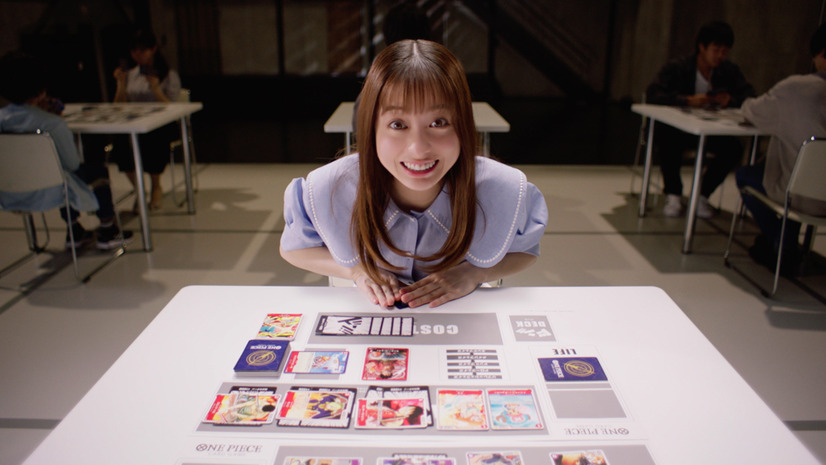 橋本環奈、「ONE PIECEカードゲーム」に夢中！