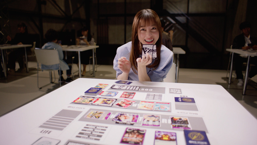 橋本環奈、「ONE PIECEカードゲーム」に夢中！