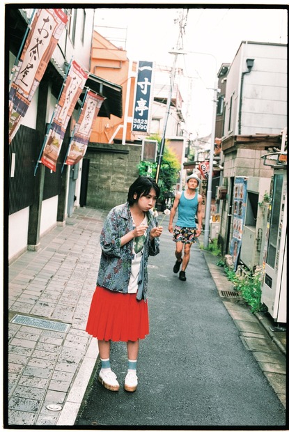 松本穂香×ジャルジャル写真集『アイ アンド ランド』（発行：ヨシモトブックス、発売：ワニブックス、撮影：川島小鳥）