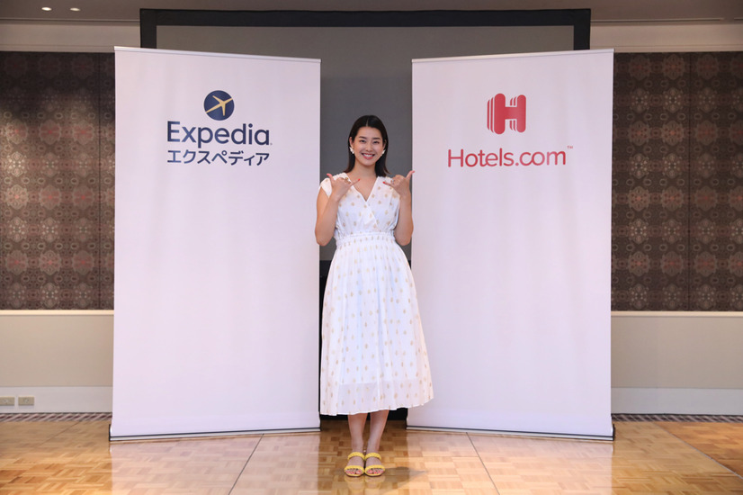 すみれ、出産後初のイベント登壇！子供との海外旅行は「早くハワイに行って家族に会わせたい」