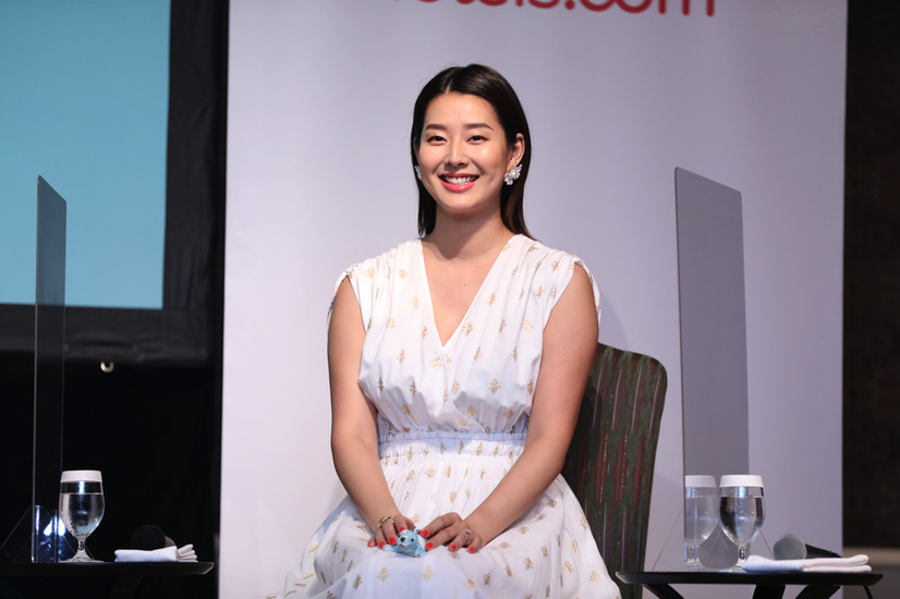 すみれ、出産後初のイベント登壇！子供との海外旅行は「早くハワイに行って家族に会わせたい」