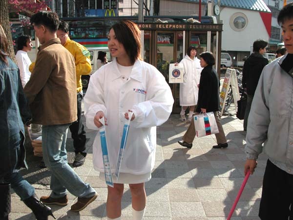 新宿、渋谷、池袋、錦糸町、吉祥寺、大宮、横浜では街頭サンプリングも実施されている