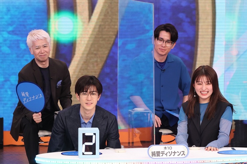 前列左から）中島裕翔、吉川愛、後列左から）手塚とおる、藤森慎吾（C）フジテレビ