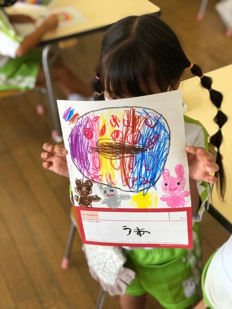 一生懸命に描く子どもたち