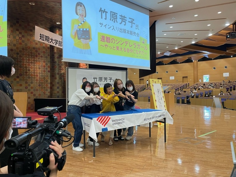 竹原芳子(どんぐり)、母校で講演！「覚悟を決めて人生の決断を」