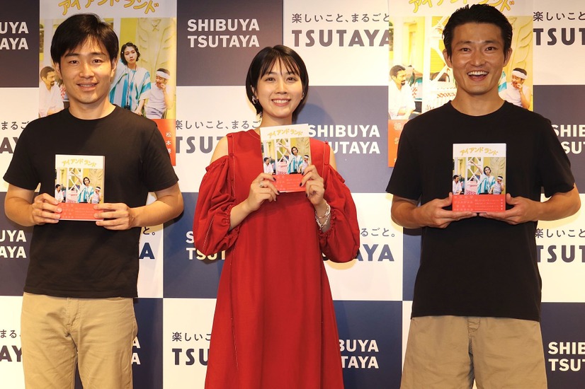 松本穂香とジャルジャル(後藤淳平、福徳秀介)【撮影：浜瀬将樹】