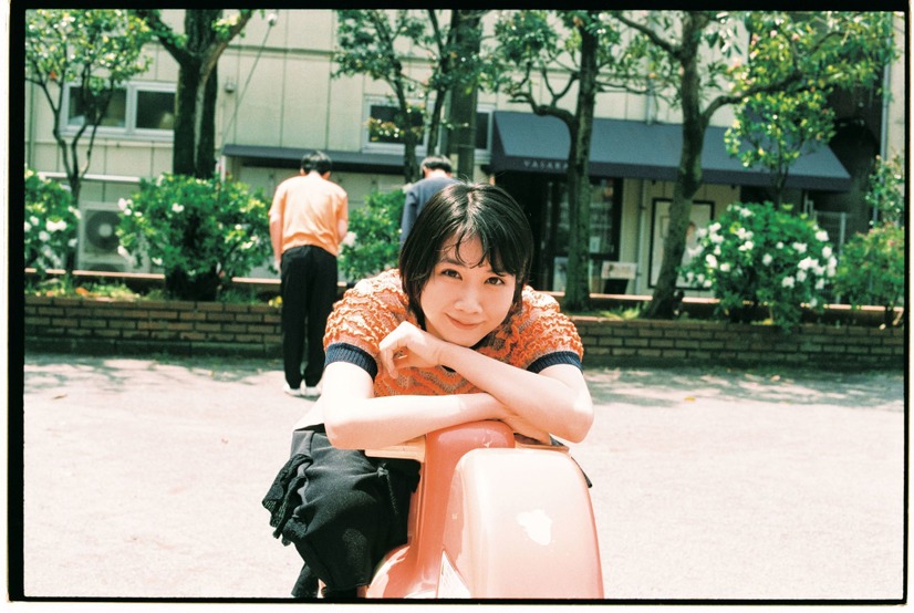 (c) 川島小鳥 松本穂香×ジャルジャル写真集『アイ アンド ランド』より