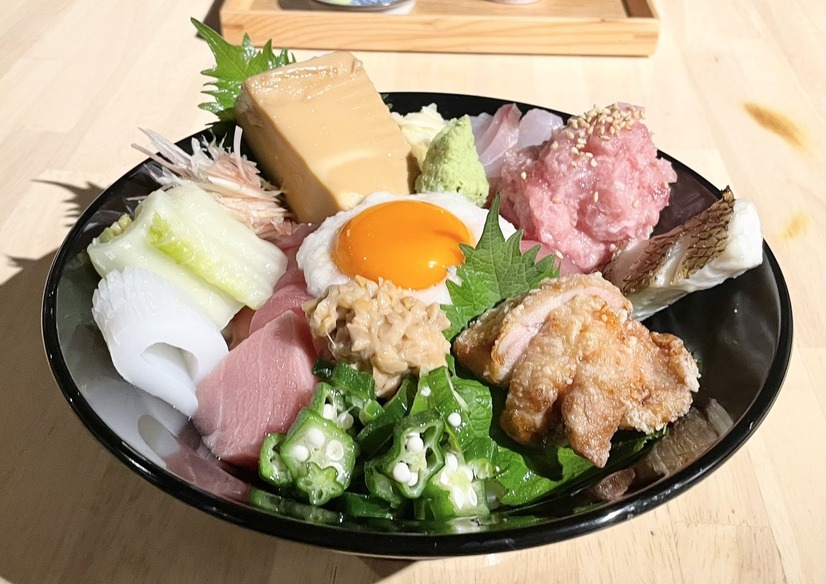 海鮮丼（撮影：渡邉）