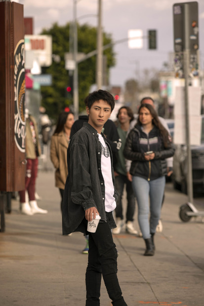 AAA・與真司郎が第二の故郷と語るL.A.で自然体な姿！新刊から先行カット3枚が公開