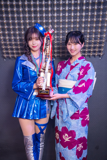 左から）七瀬なな、川瀬もえ（2021年グランプリ）