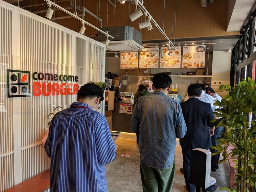 1号店「comecomeBURGER　長尾店」はオープンから行列