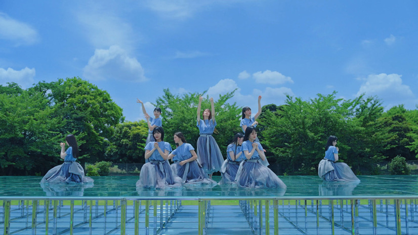 乃木坂46の5期生楽曲「バンドエイド剝がすような別れ方」MV公開