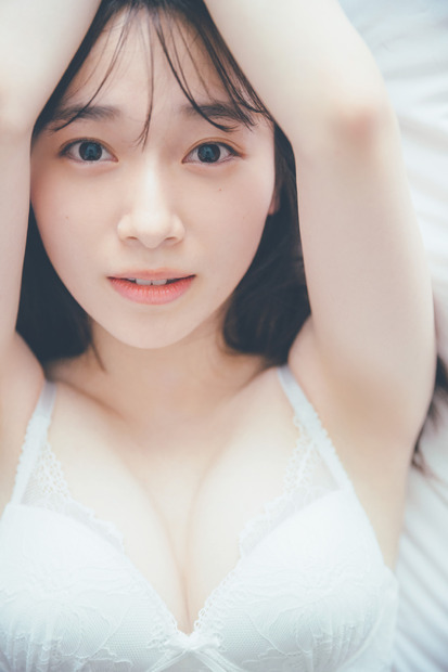 櫻坂46・守屋麗奈 1st写真集『笑顔のグー、チョキ、パー』（出版社：竹書房、撮影：東京祐）