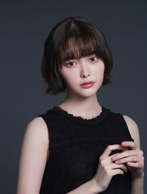 玉城ティナ、純白ウェディングドレス姿で美背中披露！理想の相手は「話を聞いてくれる人」
