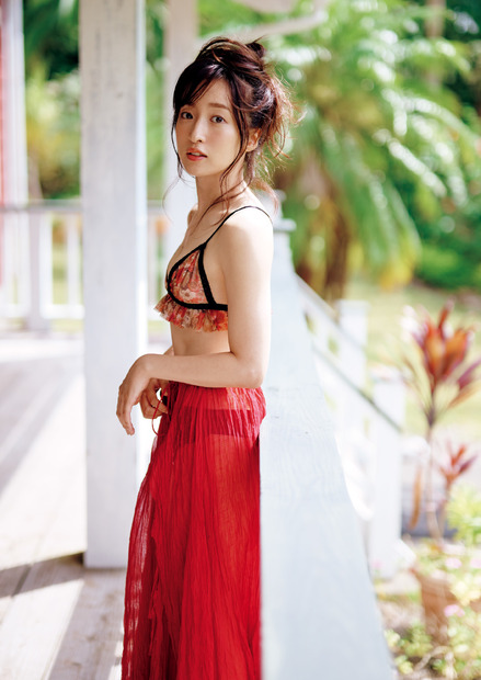 梅田彩佳 2nd写真集 『Etude』 （出版社：ワニブックス、撮影：熊谷貫）