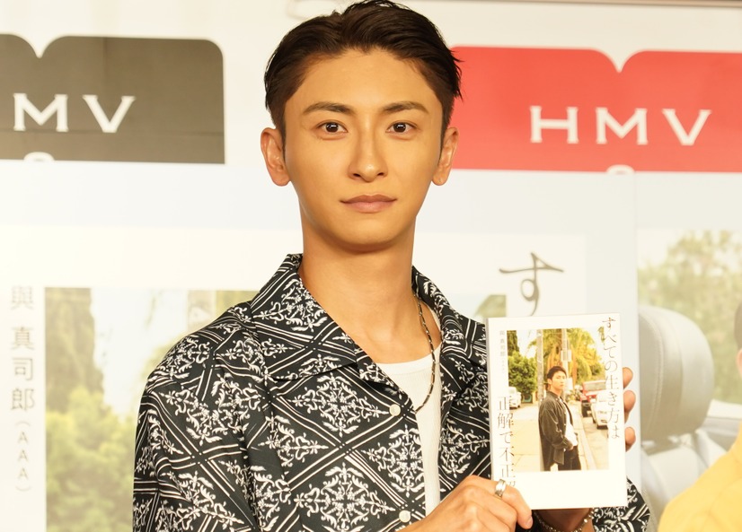 與真司郎【写真：竹内みちまろ】