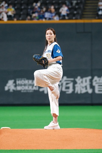 女優・真飛聖、札幌ドームでキレッキレのきつねダンス！