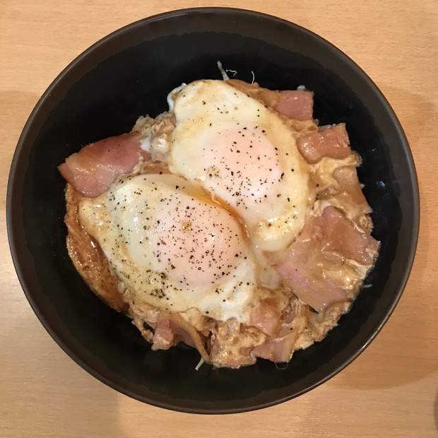 北海道・東北エリアベーコンエッグ丼(すすきの食堂)