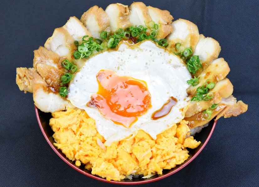 九州・沖縄エリア地鶏チャーシューの目玉焼き丼(登利亭)