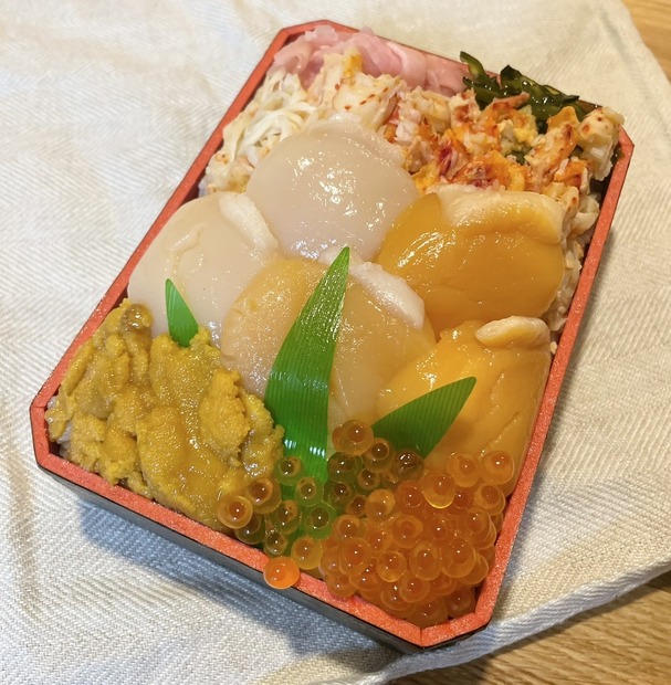 食堂 海のや「紅白ほたてと花咲蟹 うにいくら弁当」（撮影：渡邉）