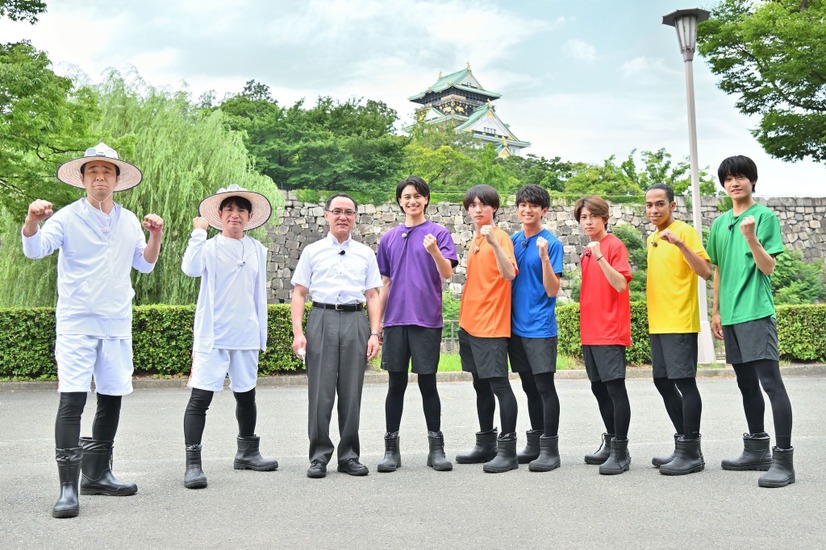 大阪城の前で集合写真（左から）有野晋哉、濱口優、宮本裕次（大阪城天守閣館長）、小島健、福本大晴、正門良規、末澤誠也、草間リチャード敬太、佐野晶哉