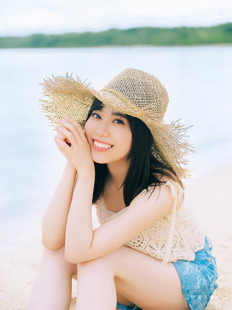 『伊達さゆり 1st写真集 あしあと』（C)KADOKAWA　撮影：Hiroshi Fujiwara
