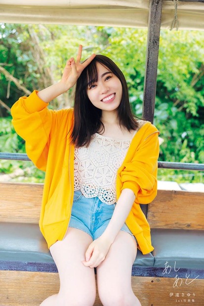 『伊達さゆり 1st写真集 あしあと』（C)KADOKAWA　撮影：Hiroshi Fujiwara