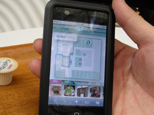 iPhoneに表示したフロアマップ。位置情報を取得してそのフロアのマップを表示する。iPhoneに限らず、PCでも利用できる