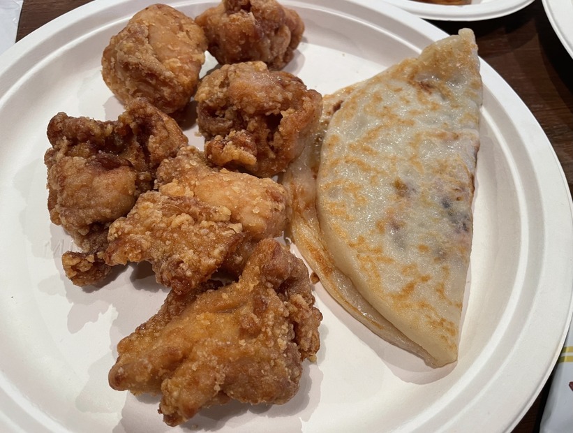 「チン！するレストラン」から揚げとイカ焼き（撮影：渡邉）