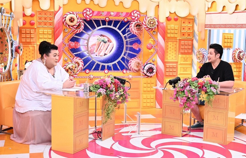 マツコ・デラックスにメンマの魅力を語る吉野秋彦さん（C）TBS