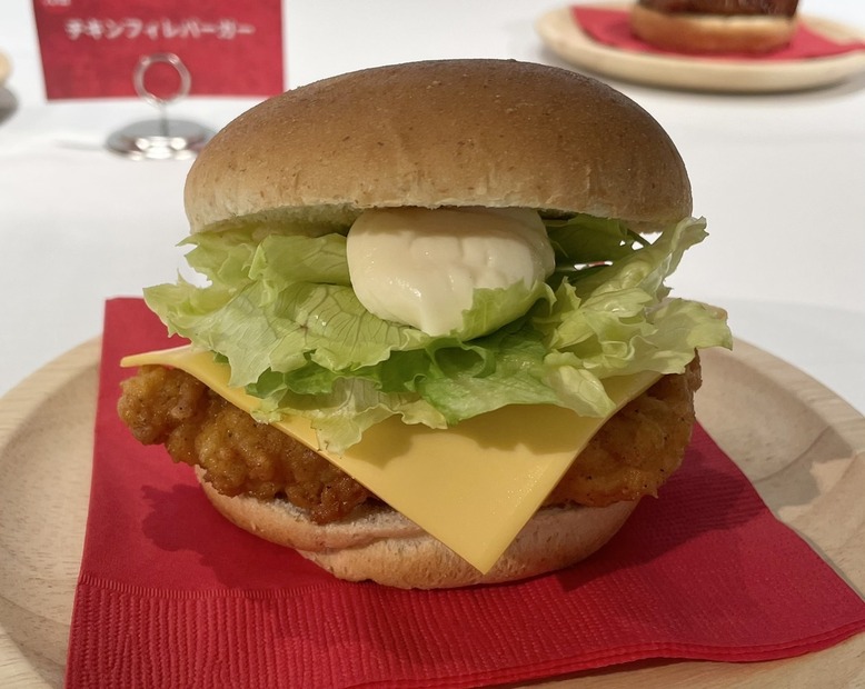 チーズチキンフィレバーガー（撮影：渡邉）