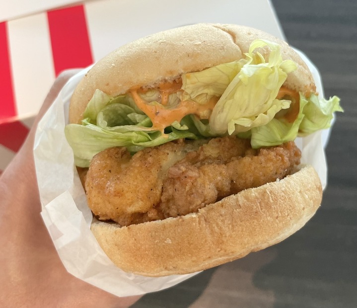 辛口チキンフィレバーガー（撮影：渡邉）