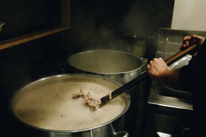 コクと豊かな風味が感じられる鶏白湯スープ