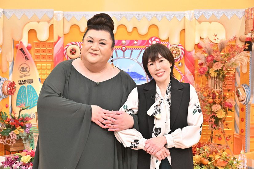 マツコ・デラックス（左）と原 由子（サザンオールスターズ・右）(C)TBS