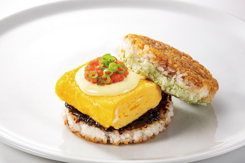博多の老舗“稚加榮”の明太だし巻きOCOMEバーガー（590円）