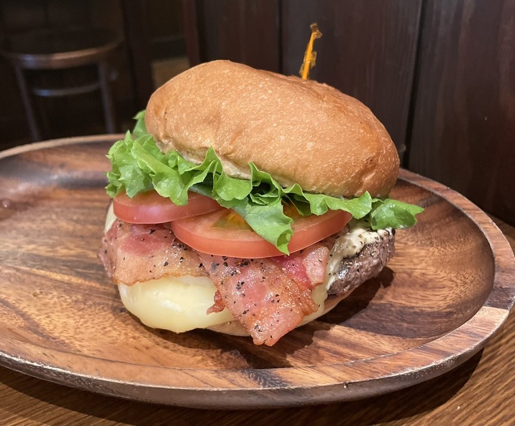 スモークモントレージャックチーズベーコンバーガー（撮影：渡邉）
