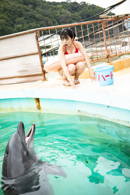 ナナランド・峰島こまき 1st写真集『ふるさと』アザーカット（出版社：扶桑社、撮影：細居幸次郎、ヘアメイク：夢月、スタイリング：八杉直美）