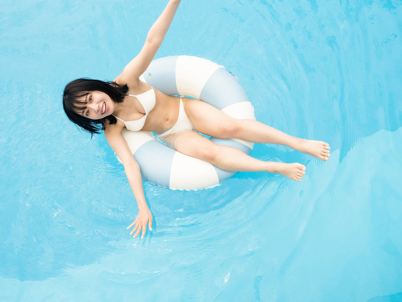 ナナランド・峰島こまき 1st写真集『ふるさと』アザーカット（出版社：扶桑社、撮影：細居幸次郎、ヘアメイク：夢月、スタイリング：八杉直美）