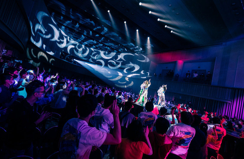 MAX、約3年ぶりの有観客ライブ！LINAが観客の前でポールダンス披露も
