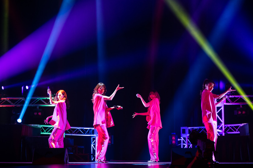 MAX、約3年ぶりの有観客ライブ！LINAが観客の前でポールダンス披露も