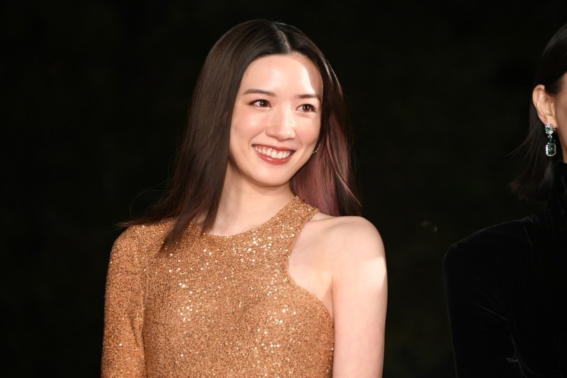 戸田恵梨香＆永野芽郁が華やかな衣装でレッドカーペットに登場！