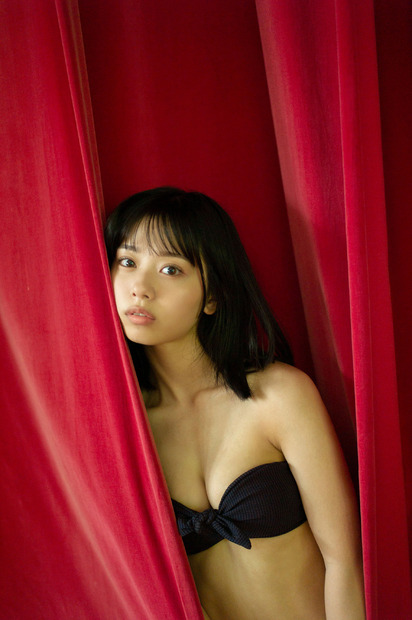 ナナランド・峰島こまき1st写真集『ふるさと』アザーカット（出版社：扶桑社、撮影：細居幸次郎、ヘアメイク：夢月、スタイリング：八杉直美）