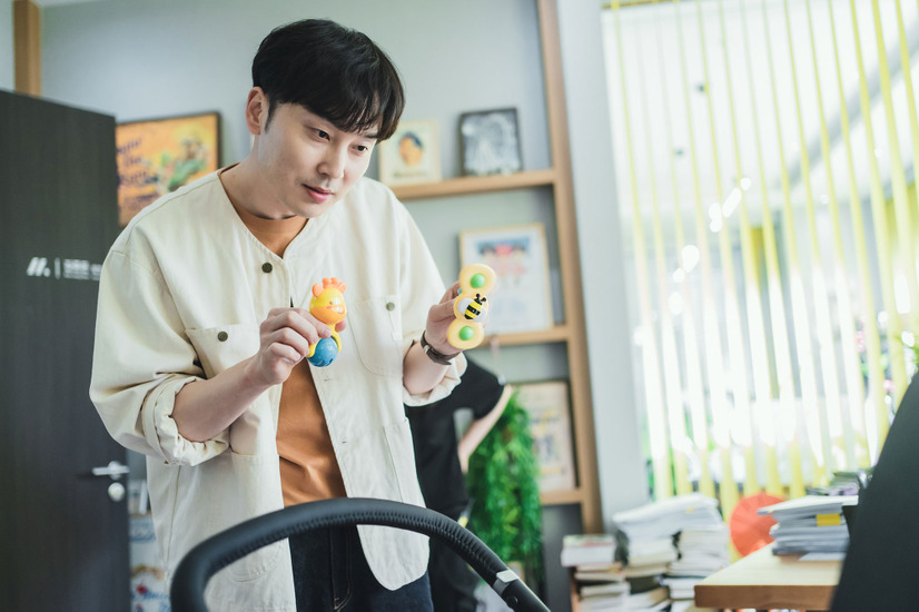 所属俳優の赤子の子守を押し付けられるなど、面倒な役回りを任せられることも多いジュンドン