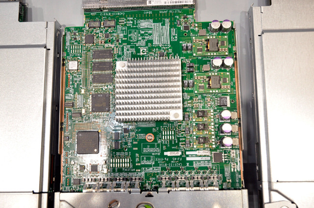 10Gbpsスイッチ内部の富士通研究所開発のLSI（中心の放熱フィンの下にある）