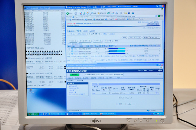 上のウィンドウ（Oracle画面）が、サーバから見える容量と使用量。デモでは、「DGSATA」でシン・プロビジョニングを有効にしており、物理ディスクプールの容量と使用量の表示は下のウインドウ（ETERNUS SF Storage Cruiser画面）のようになる。またこの画面で、物理ディスクプールのしきい値の設定と状況も確認できる