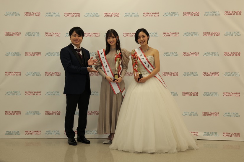 左から）MCの井上裕介（NON STYLE）、『FRESH CAMPUS CONTEST 2022』グランプリの小杉怜子さん（青山学院大学1年）、『MISS CIRCLE CONTEST 2022』グランプリの井出美希さん（国立音楽大学3年）