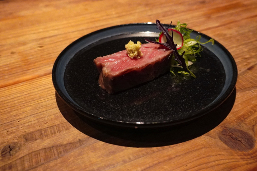 肉ソムリエが考案したコース料理が楽しめる特別メニュー、「かまど焼 NIKUYOROZU」にて期間限定で登場