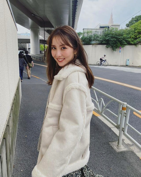 背中パックリ！石川恋、大胆肌見せワンピのオフショ公開